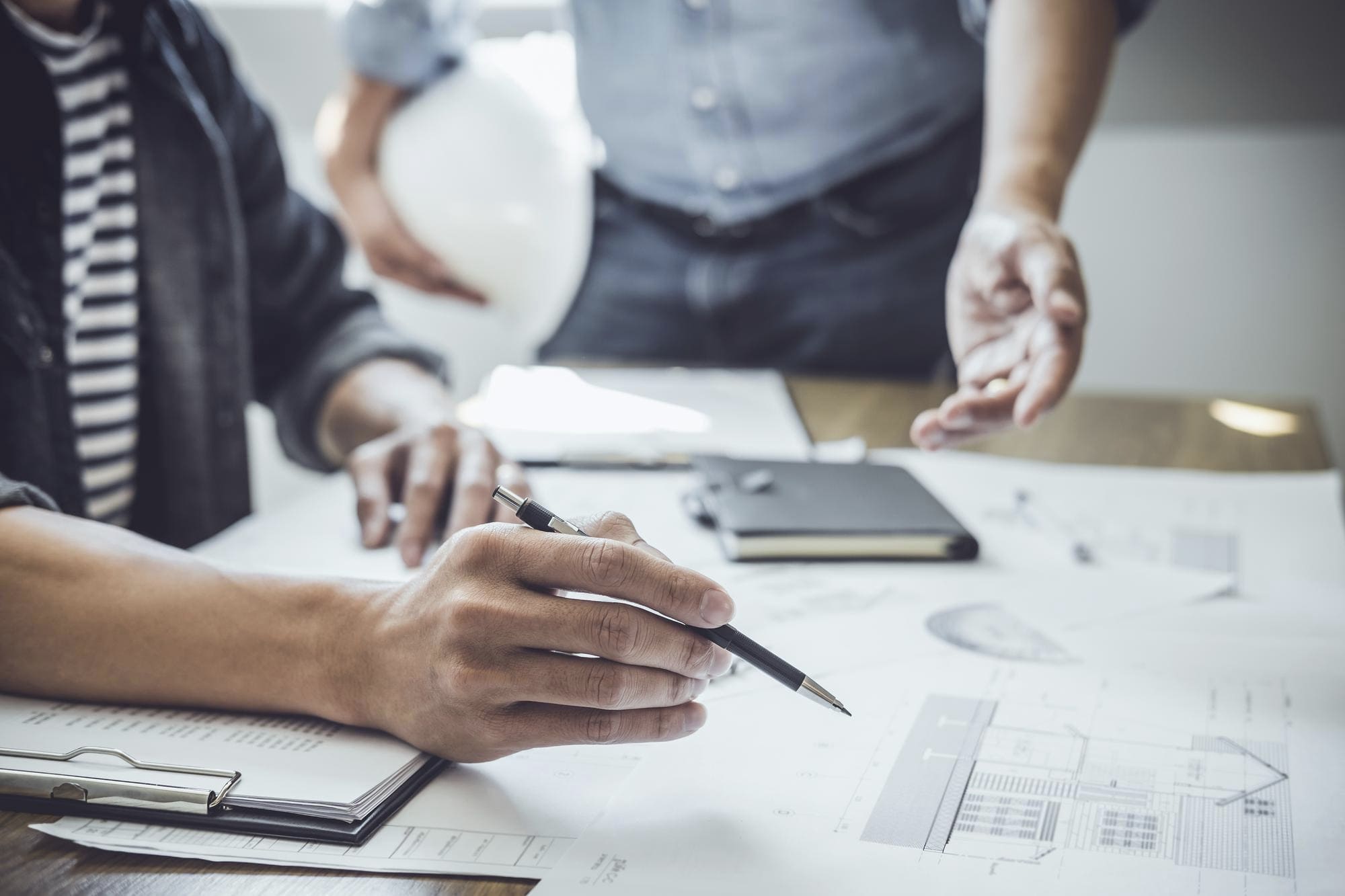 Beratungsgespräch bei Hans Elektrotechnik zu Blitzschutzlösungen